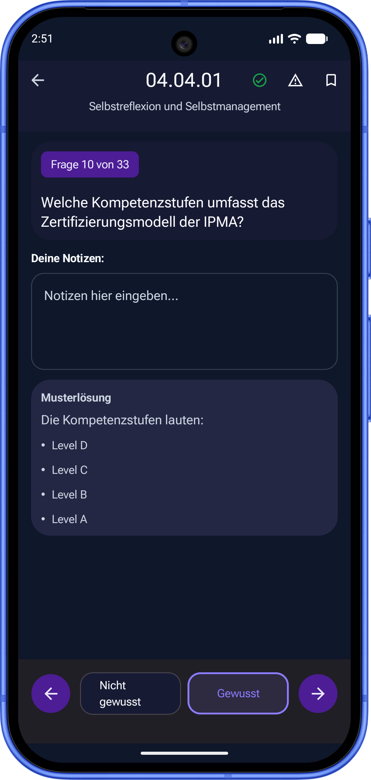 Lernmodus der PM Prüfungstrainer App mit offener Frage, Musterlösung und Selbstbewertung